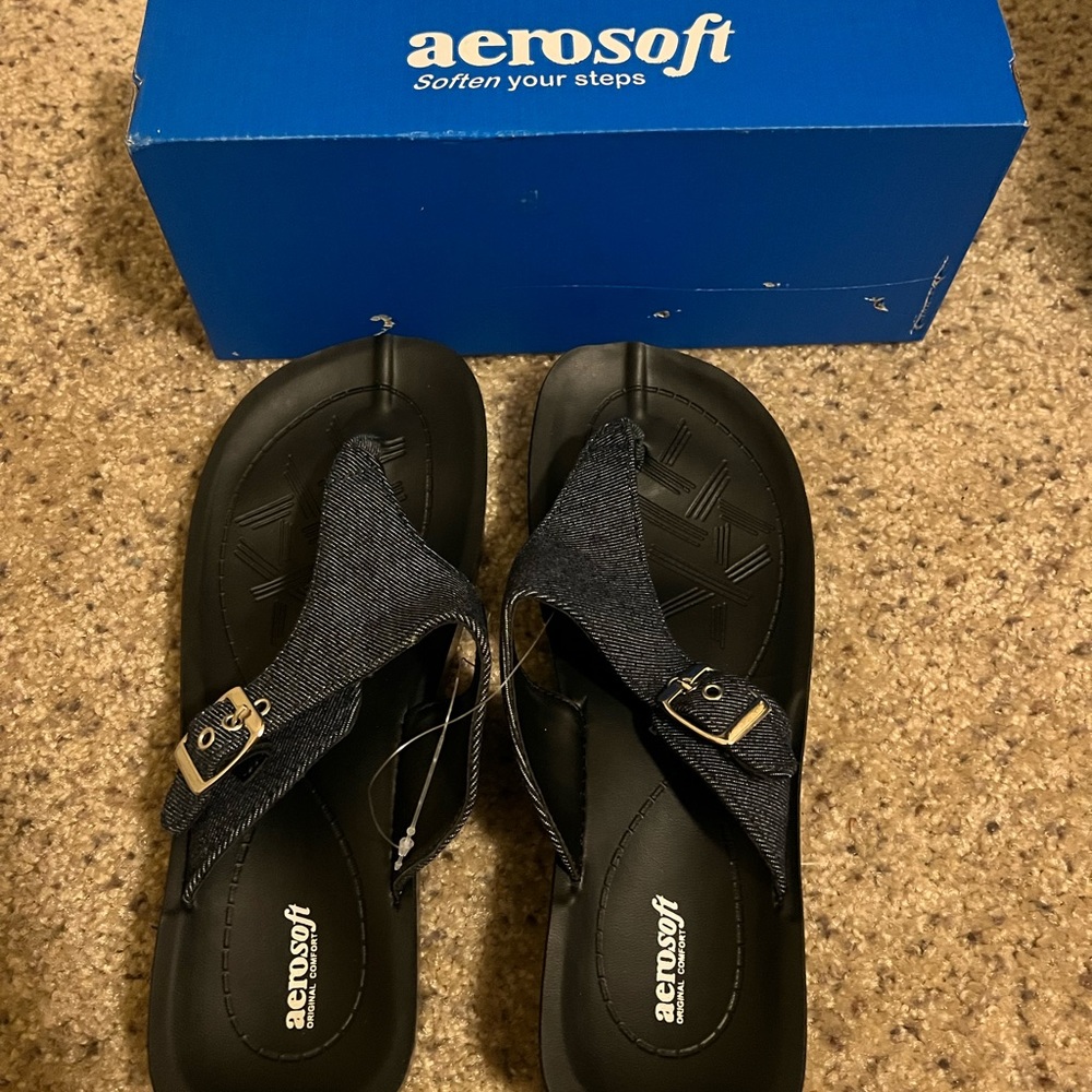 Brand New Women’s Size 10 Navy Aerosoft Flip Flops